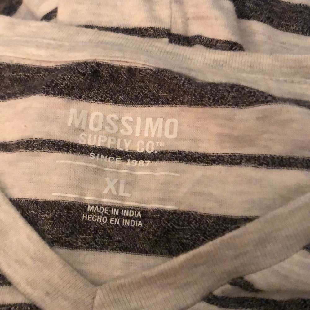 Mossimo V-neck t-shirt men’s